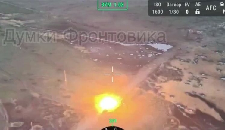 Оккупант на большой скорости двигался на мотоцикле и "взрывоно" наехал на мину. ВИДЕО