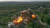 Український оператор FPV-дрона зафільмував момент авіаудару Повітряних сил по будівлях із рашистами всередині. ВIДЕО