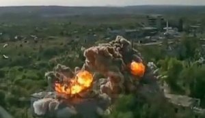 Український оператор FPV-дрона зафільмував момент авіаудару Повітряних сил по будівлях із рашистами всередині. ВIДЕО