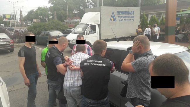 Двое сотрудников Укрзализныци задержаны на Днепропетровщине на взятке 28 тыс. грн, - военная прокуратура 02