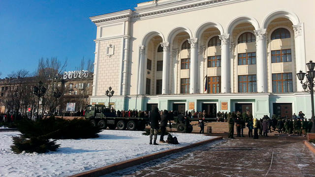 Donetsk, Makiivka, Horlivka residents driven outside in frost for Givi's funeral 01