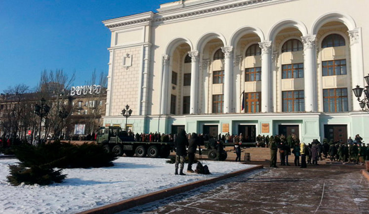 Жителів окупованих Донецька, Горлівки й Макіївки в мороз зігнали на похорон бойовика Гіві. ФОТО