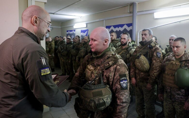 Прем'єр та бійці бригади "Едельвейс".