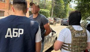 Затримано військового, який за $10 тис. допомагав чоловікам незаконно виїхати до Румунії, - ДБР. ФОТО