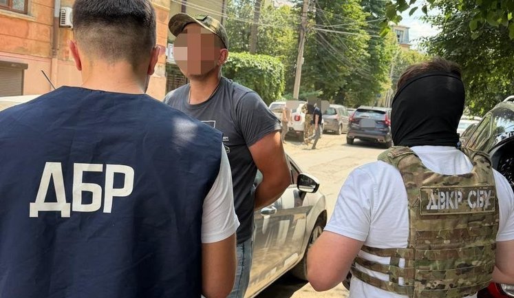 Затримано військового, який за $10 тис. допомагав чоловікам незаконно виїхати до Румунії, - ДБР. ФОТО