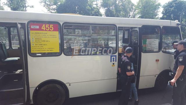У київській маршрутці стався вибух: постраждали пятеро людей 06