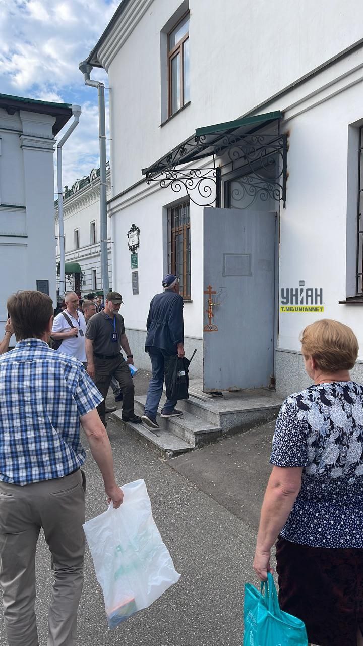 У Лаврі правоохоронці розблокували доступ до кількох корпусів. Віряни УПЦ МП чинили спротив 01