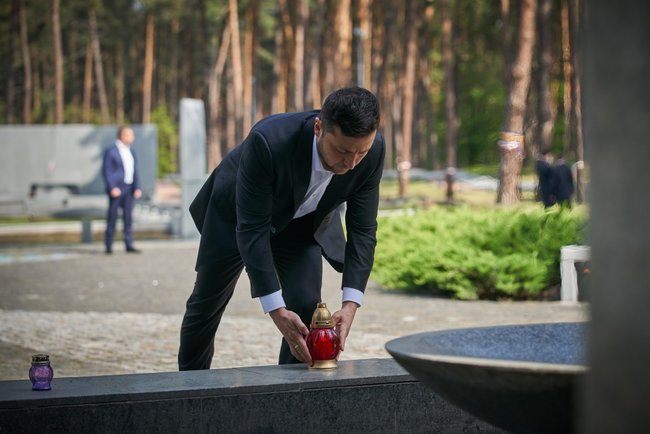 Зеленський вшанував память жертв політичних репресій: Тоталітарна машина без коливань знищувала на своєму шляху людські життя і долі 02