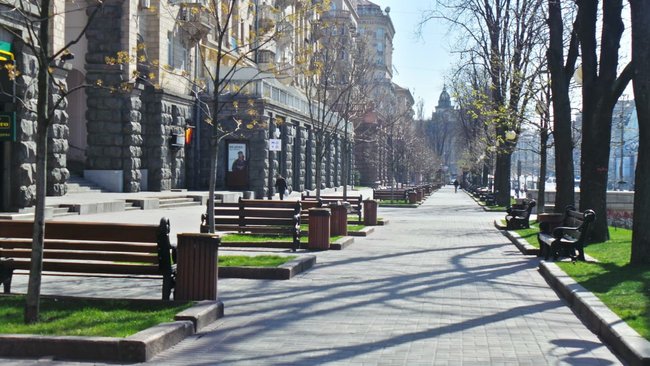 Сонячний і безлюдний: фото Києва на карантині 01