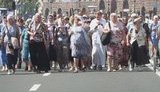 Перекрито вулиці, поліцейські кордони та кінологи із собаками: віряни УПЦ МП починають сходиться на Володимирську гірку для хресної ходи. ФОТОрепортаж