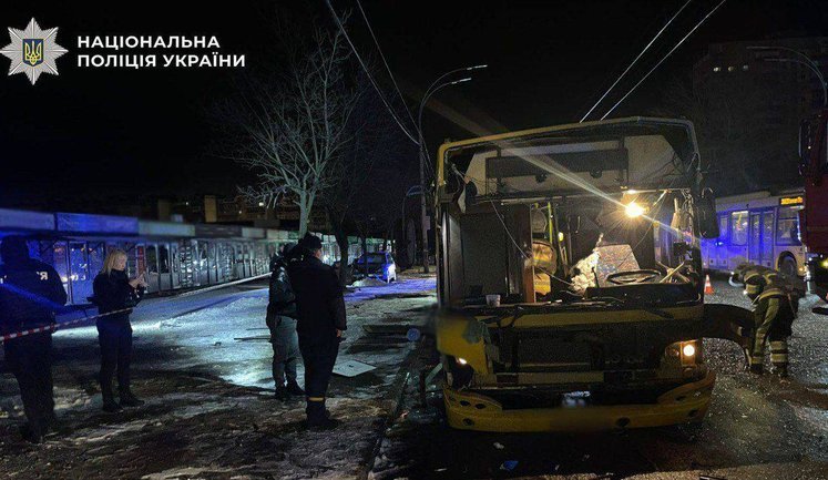 У Києві стався вибух у пасажирському автобусі: поліція з’ясовує обставини інциденту. ФОТО