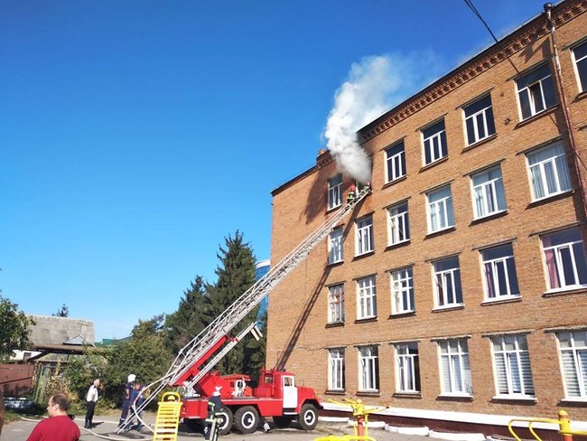 У школі Хмельницького сталася пожежа, дітей евакуювали, - ДСНС 01