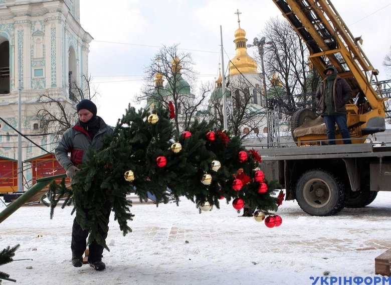 Головну ялинку країни демонтують на Софійській площі 05
