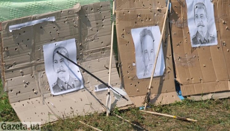 Милиция запретила стрелять в Януковича на "Бандерштате": под обстрел отдали Сталина. ФОТОрепортаж