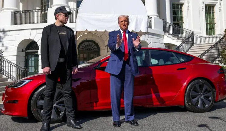 Трамп хочет избавиться от своего автомобиля Tesla после ссоры с Маском, - СМИ