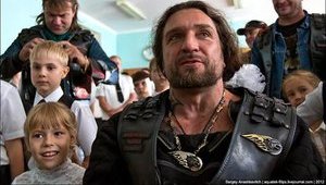Севастопольских школьников 1 сентября посетил байкер Хирург, которого Путин предпочел Януковичу. ФОТОрепортаж