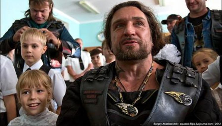 Севастопольских школьников 1 сентября посетил байкер Хирург, которого Путин предпочел Януковичу. ФОТОрепортаж