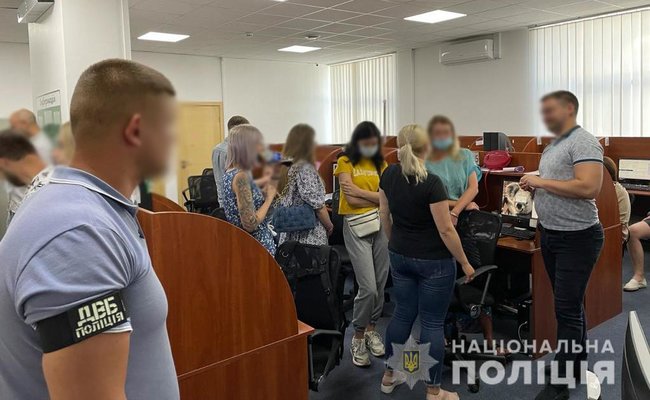 Колектори погрожували боржникам підробленим порно-компроматом у 5 областях України, - Нацполіція 04