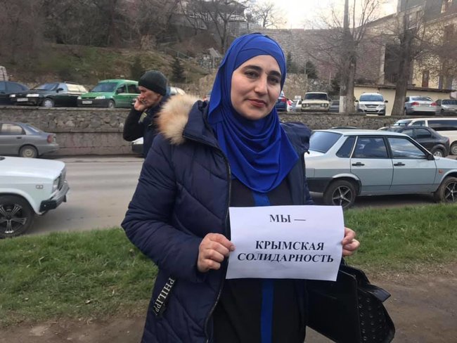 Папірців боїтеся? - окупанти затримали учасника флешмобу на підтримку заарештованих кримськотатарських активістів Таїра Ібрагімова 06