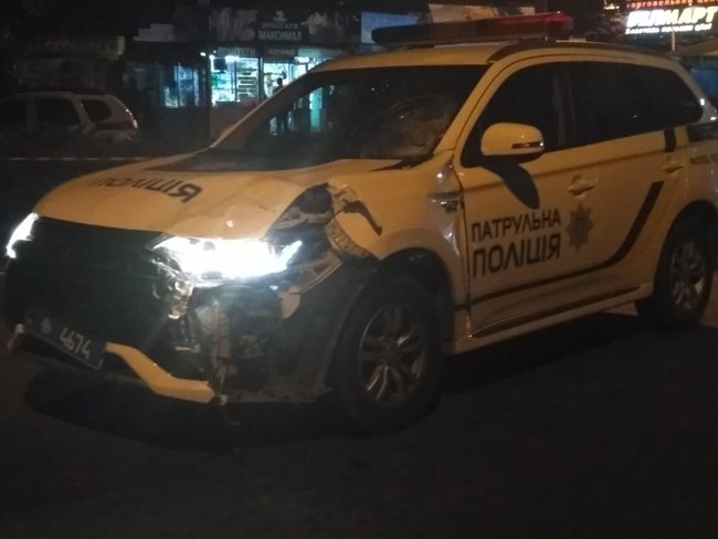Патрульный автомобиль в Черновцах ночью сбил насмерть пешехода 03