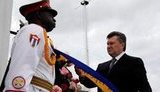 Янукович на Кубе долго рассматривал венок, получал орден и позировал у портрета Че Гевары. ФОТОрепортаж