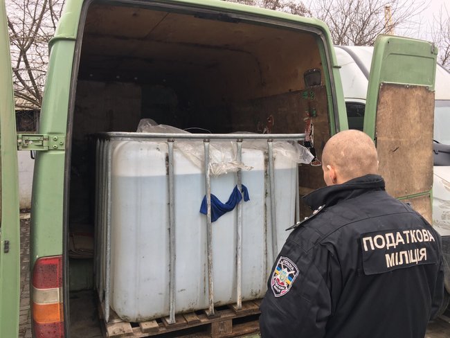 Податківці вилучили з незаконного обігу партію спирту 02