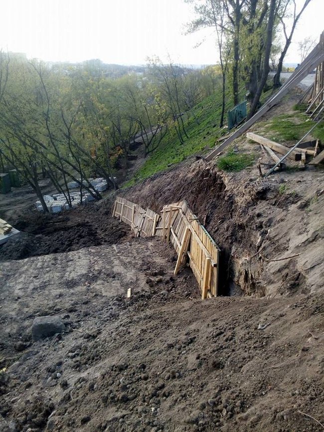 Під час будівельних робіт на Пейзажній алеї в Києві розкопали старовинні артефакти і давню споруду ХІІ-ХVI століть 04