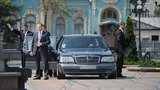 Телохранители "отразили" нападение на кортеж Януковича. ФОТОрепортаж