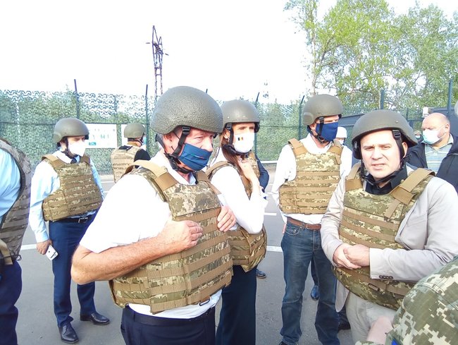 FMs of Netherlands, Belgium, Luxembourg visit JFO area, promise to tell European community truth about Donbas situation 02