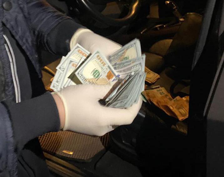 Прикордонник і митник за 6 тис. дол. надавали послуги з переміщення військовозабовязаних чоловіків через кордон, - Нацполіція 02