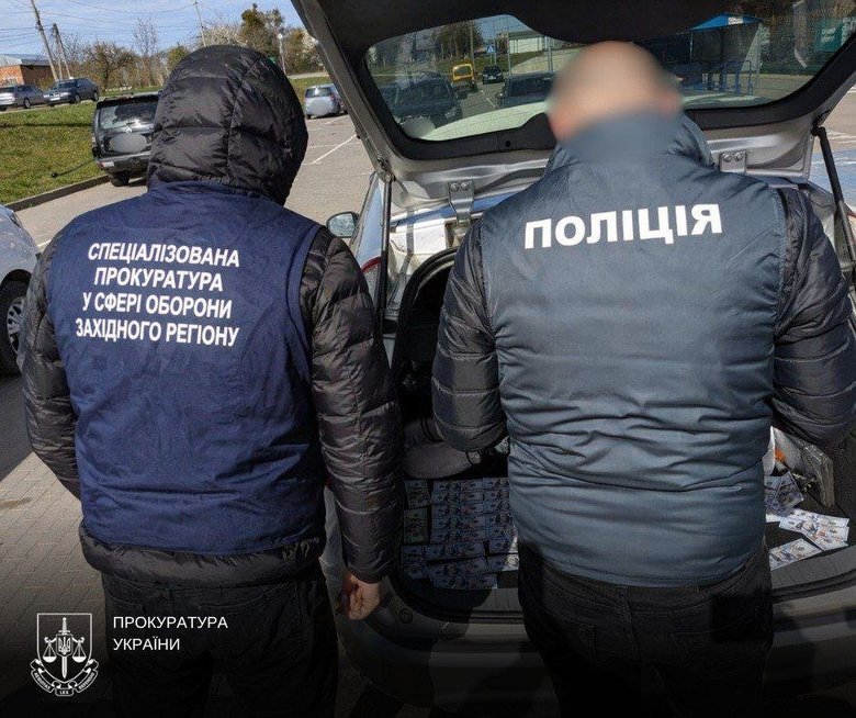 Обіцяв зняти з розшуку в Оберіг: правоохоронці викрили схему