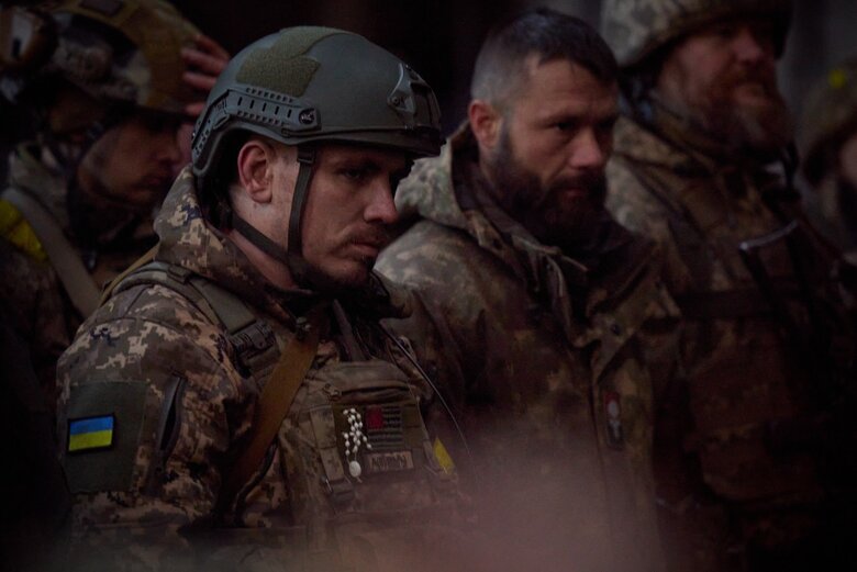 Зеленський відвідав Бахмут та нагородив захисників 02