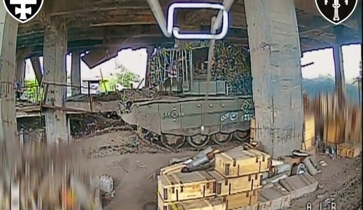 Украинские защитники обнаружили в укрытии и сожгли российский танк Т-72БЗ на Лиманском направлении. ВИДЕО