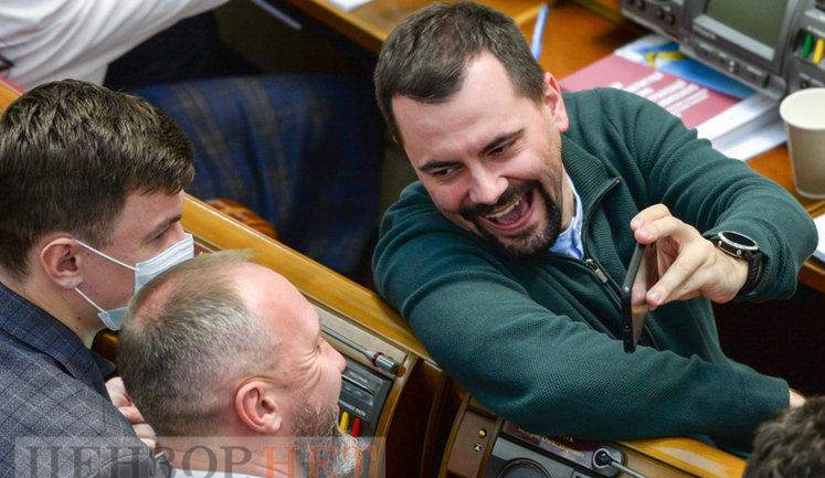 "Слуги народа" смеются над политическими мемами, выход Сохи из "СН", разговор Разумкова с Николаенко и игра на телефоне Задорожного, - работа Рады 30 ноября. ФОТОрепортаж