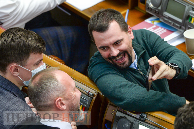 Слуги народа смеются над политическими мемами, выход Сохи из СН, разговор Разумкова с Николаенко и игра на телефоне Задорожного, - работа Рады 30 ноября 31