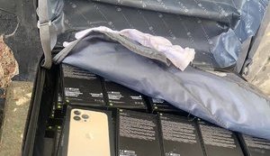 Украинец пытался нелегально ввезти в страну 60 айфонов, - Госпогранслужба. ФОТО