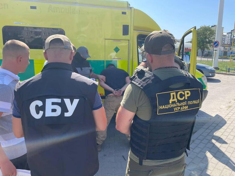 На Прикарпатті намагалися продати автомобіль швидкої. Затримано працівників благодійної організації, які наживались на гумдопомозі 02