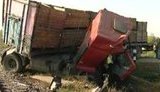 Во Львовской области пассажирский поезд раздавил грузовик. ВИДЕО.
