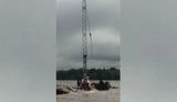 Міст між Росією та Китаєм змило водою. Потонув будівельний кран. ВIДЕО