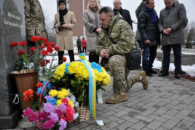 Учасники АТО та мешканці Києва поклали на Троєщині квіти до памятника Воїну-добровольцю 38