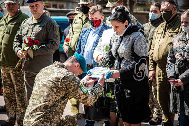 Меморіальну дошку загиблому на Донбасі морпіху 36-ї ОБрМП Олександру Швецю відкрили в Олександрії 02