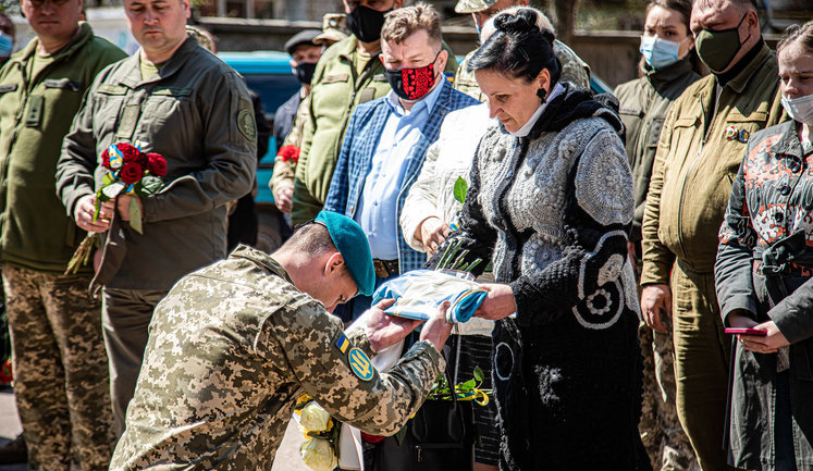 Меморіальну дошку загиблому на Донбасі морпіху 36-ї ОБрМП Олександру Швецю відкрили в Олександрії. ФОТОрепортаж