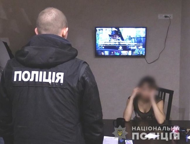Поліція накрила замаскований під масажний салон бордель у Києві. Організаторці загрожує 7 років вязниці 01