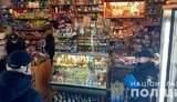 Вооруженный мужчина совершил нападение на магазин во Львове, - полиция. ФОТОрепортаж