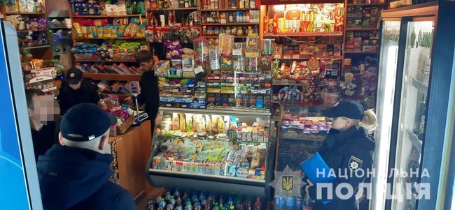 Озброєний чоловік напав на магазин у Львові, - поліція 01