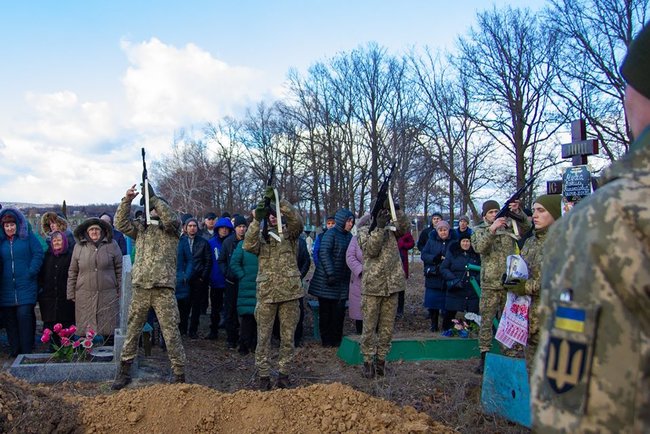 Украинского воина Василия Муху, погибшего на Донбассе, похоронили на Харьковщине 02 Украинского воина Василия Муху, погибшего на Донбассе, похоронили на Харьковщине 02