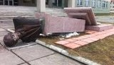 На Львовщине вандалы продолжают громить памятники Бандере и УПА. ФОТОрепортаж