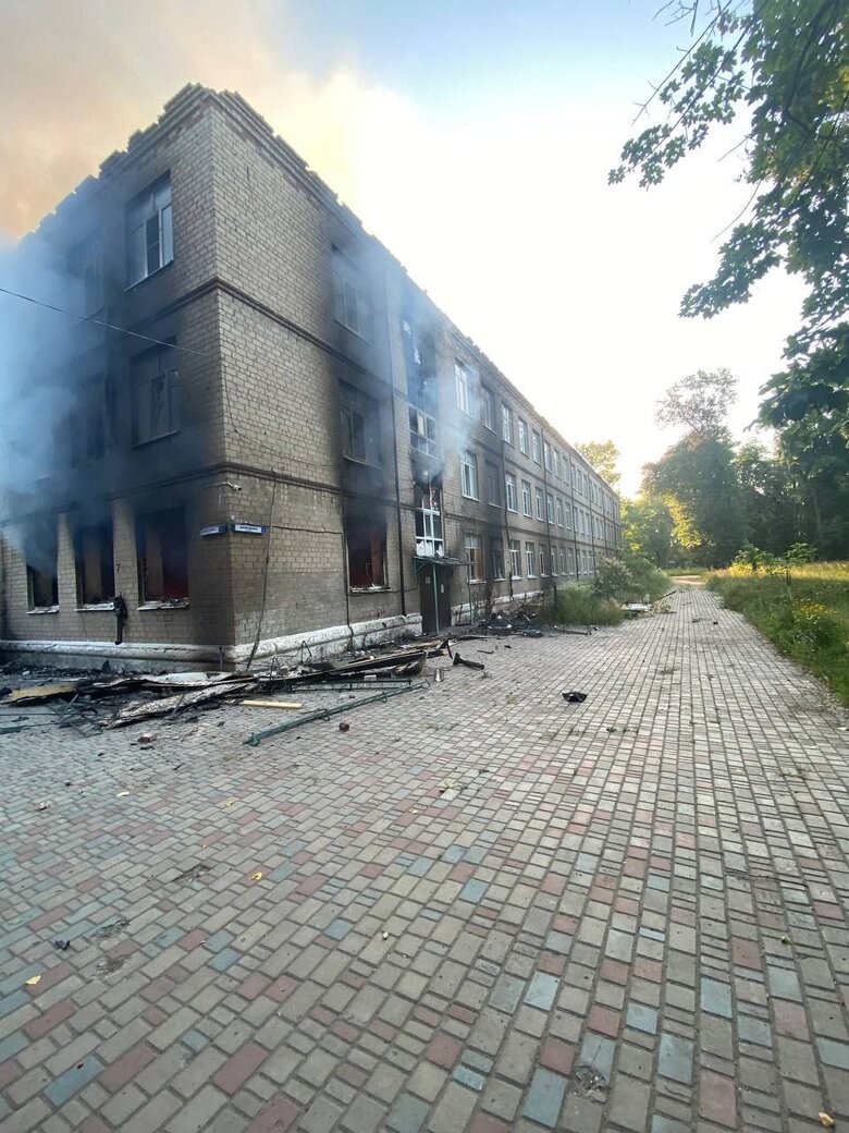 Россияне обстреляли из РСЗО Град школу в Авдеевке, - глава ОВА Кириленко 06
