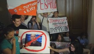 Студенти, які протестують проти працевлаштування Портнова в КНУ, розпочали сидячий страйк у приймальні ректора вузу (оновлено). ВІДЕО+ФОТОрепортаж