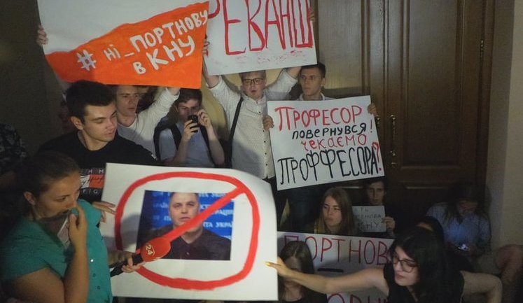 Студенти, які протестують проти працевлаштування Портнова в КНУ, розпочали сидячий страйк у приймальні ректора вузу (оновлено). ВІДЕО+ФОТОрепортаж